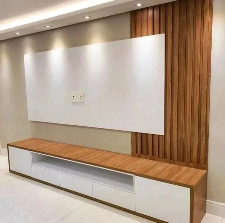 Cinewall met houten latten en zwevend eiken tv-meubel