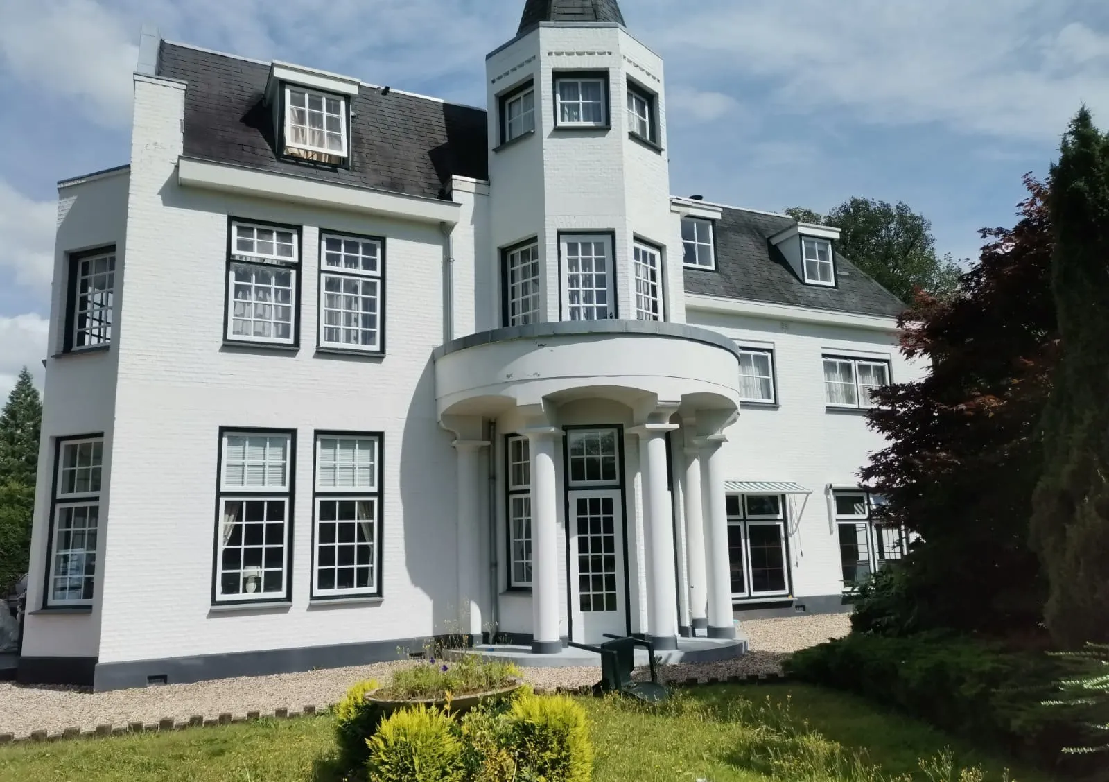 Wit geschilderde villa met donkere kozijnen, buitenschilderwerk door Diamant